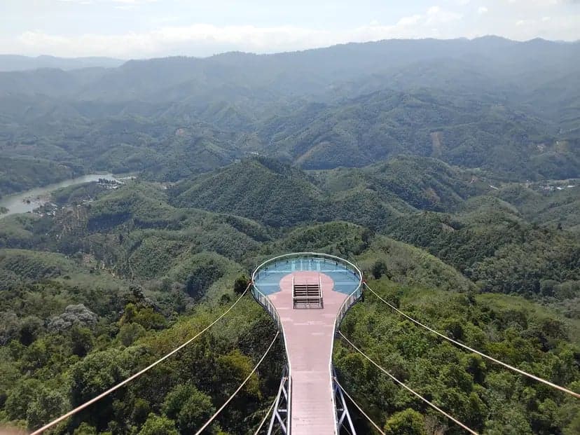 Aiyoeweng has a beautiful spot where you can see the misty sea. Nearby, you can cross the border to Malaysia from the southernmost point of Thailand.